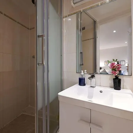 Large Two Floor, Updated On Charming St Lejlighed Paris