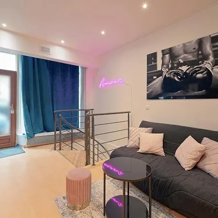 Large Two Floor, Updated On Charming St * Paris