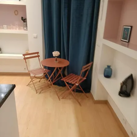 Large Two Floor, Updated On Charming St Paris